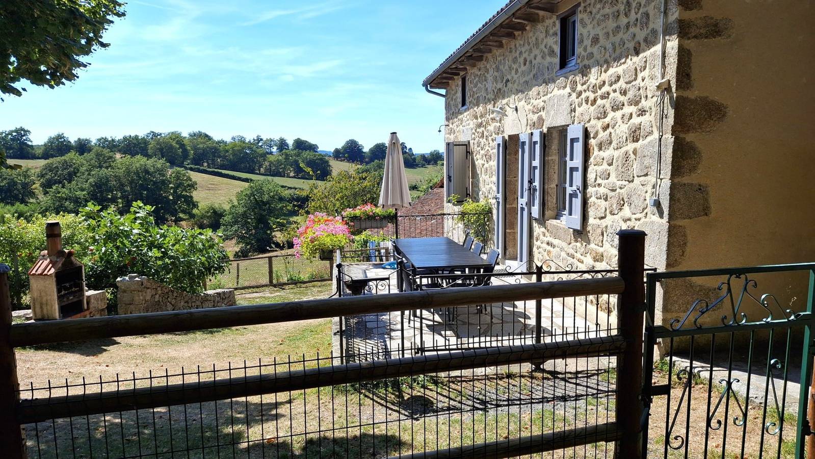 Gite Lafontbasse, authentique maison de ferme près d'un lac in Omps, Région d'Aurillac