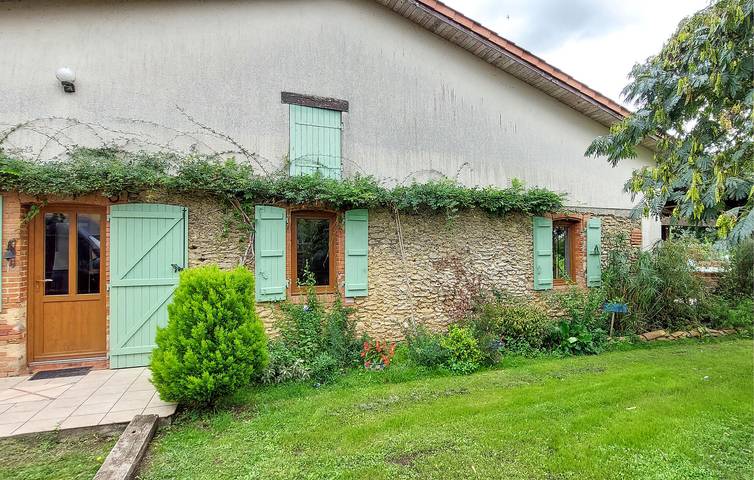 Gemütliches Wi-Fi-Apartment mit Pool, Parkplatz und Garten in Mauléon-d'Armagnac, Gers