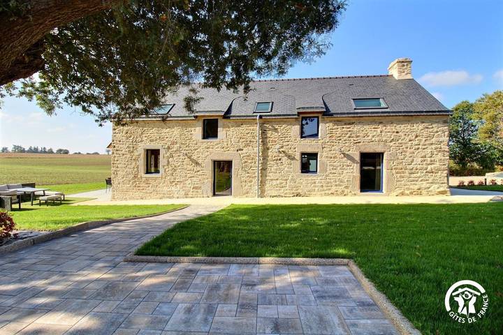 Gîte pour 10 personnes, avec Terrasse ainsi que Jardin et Vue à Questembert