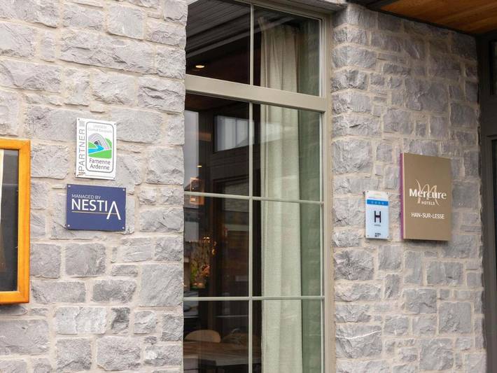 Hôtel pour 4 personnes, avec Terrasse et Jardin ainsi que Piscine et Vue dans Grottes de Han - 4
