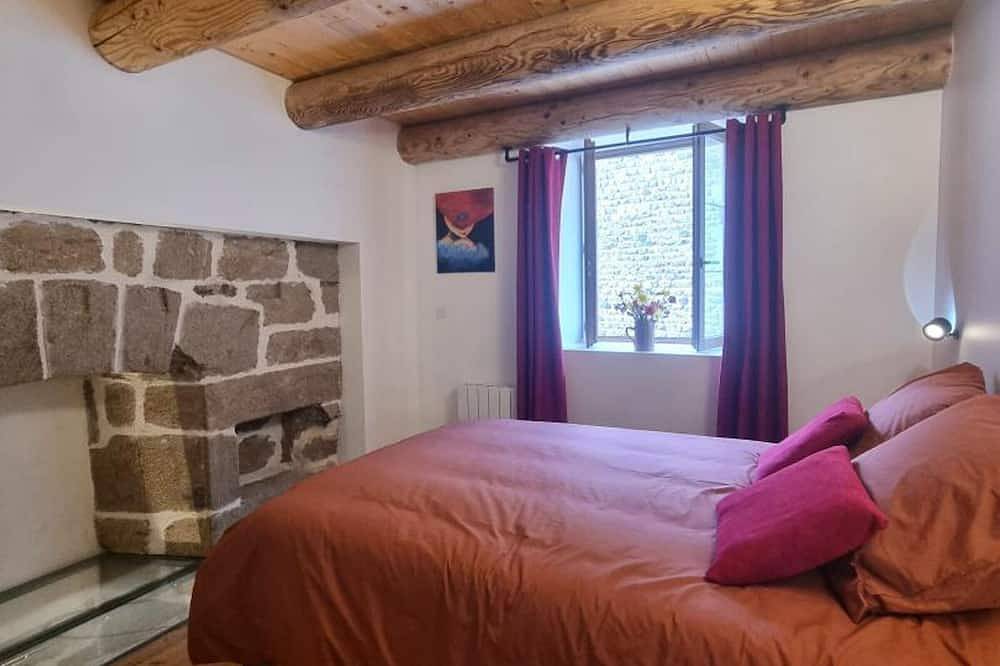 Alojamiento amplio en Sauvain con garaje y vistas históricas in Sauvain, Montbrison