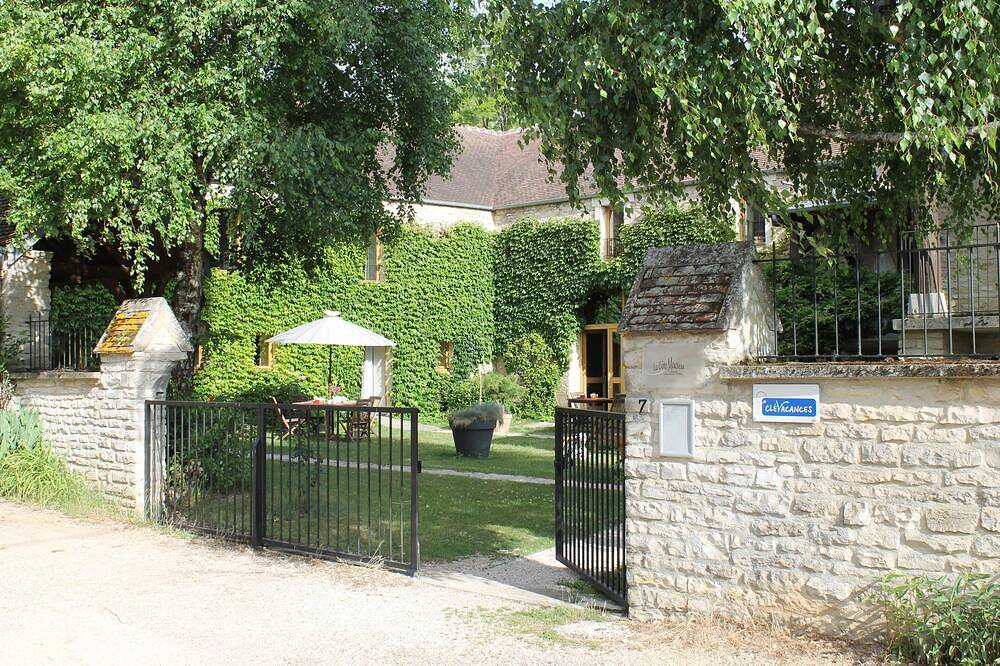 The Squirrel Reserve in Étivey, Region Avallon