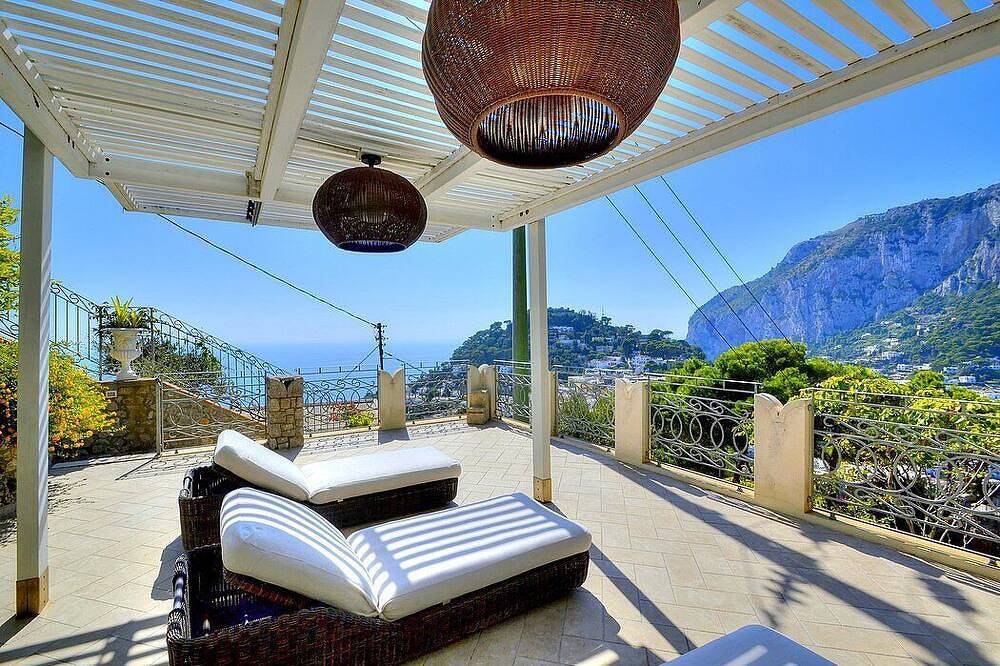 Villa Marinella: A romantic and welcoming three-story villa situated in a quiet location, at a short distance from the famous Piazzetta of Capri, with Free Wi-Fi. in Capri, Naples Province