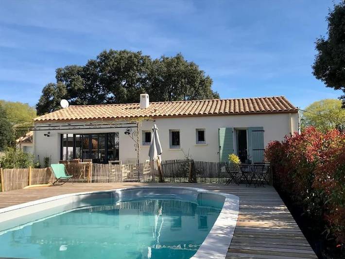 Location de vacances pour 6 personnes, avec Terrasse et Jardin ainsi que Piscine et Vue à Sardan