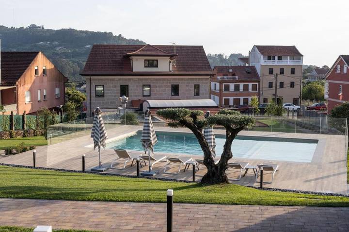Apartamento para 2 personas, con jardín además de vistas y piscina en Marín