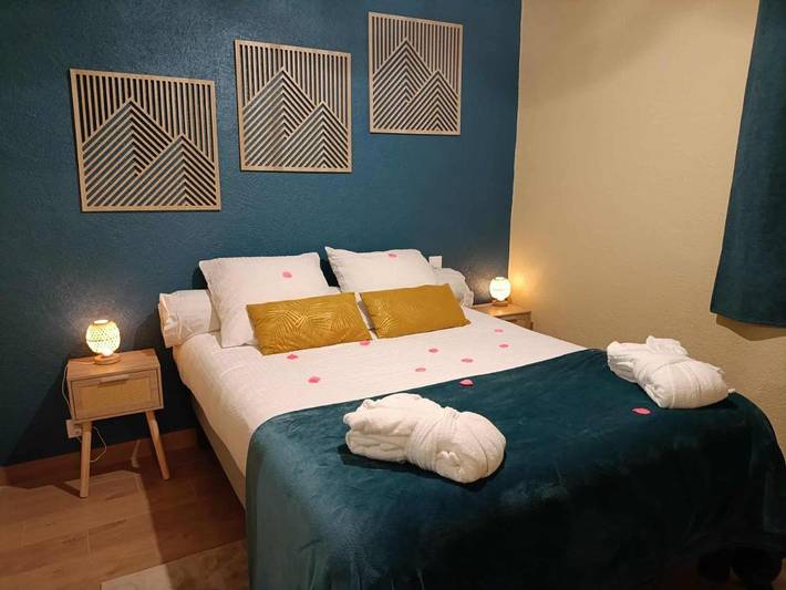 Location de vacances pour 2 personnes, avec vue ainsi que jardin et piscine, animaux acceptés à Castels - 2