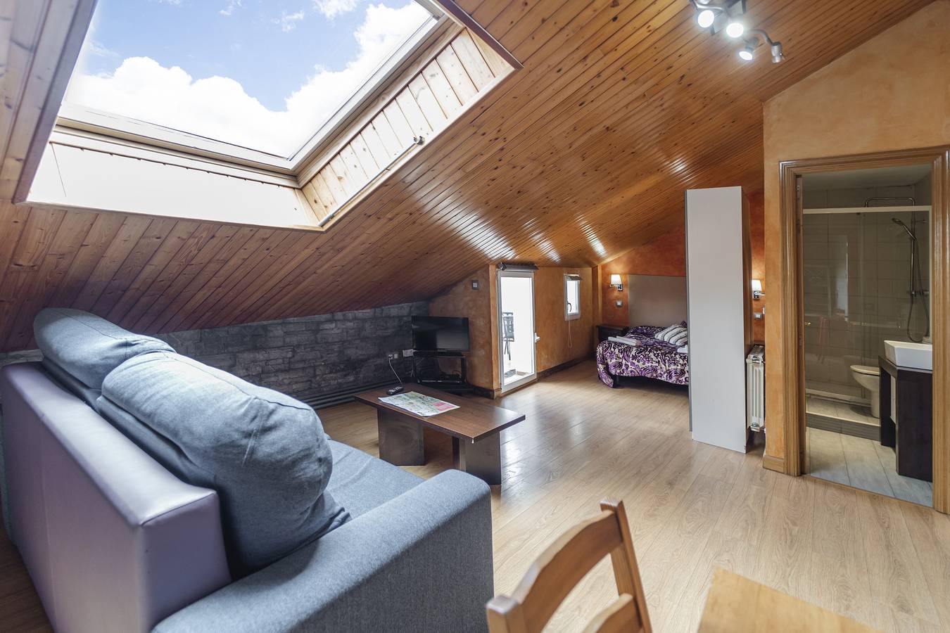 Studio entier, Studio 'Altuzarra 1' avec vue sur les montagnes, terrasse privée et Wi-Fi in Ezcaray, Valdezcaray