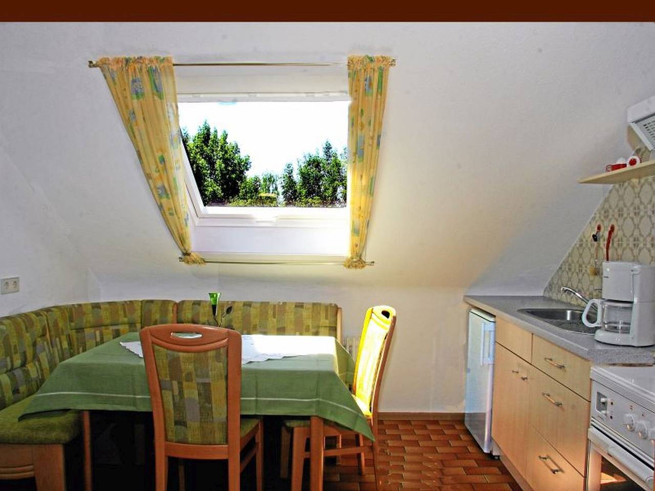Ganze Wohnung, Ferienwohnung 'Kaiserstuhlblick' mit Balkon und Wi-Fi in Burkheim, Vogtsburg im Kaiserstuhl