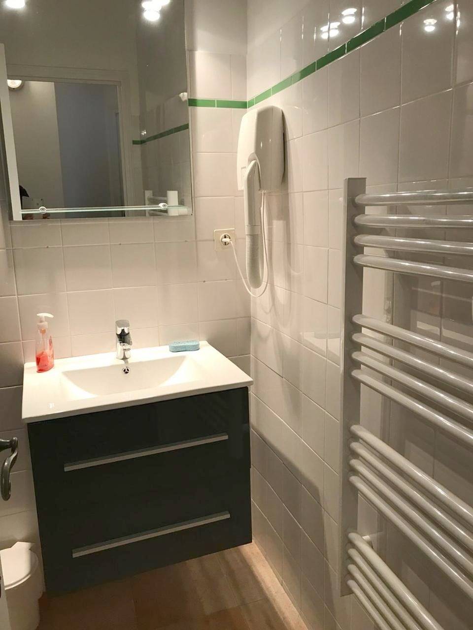 Appartement entier, Two-Bedroom Apartment in Le Mas, Région de Cannes