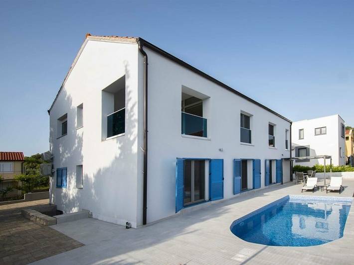 Villa pour 10 personnes, avec piscine ainsi que jardin et terrasse à Brodarica