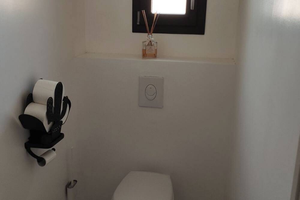 Modern, air-conditioned house with private pool sleeps 6 in Entraigues-sur-la-Sorgue, Vaucluse