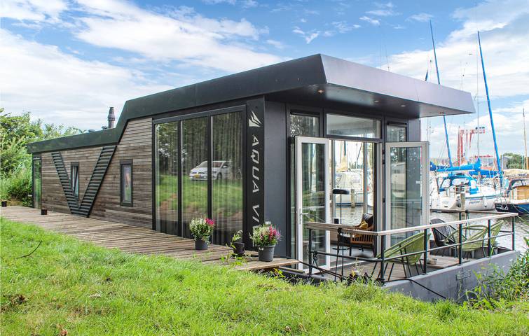 Woonboot voor 4 personen, with Terras and Tuin as well as Uitzicht in Friesland