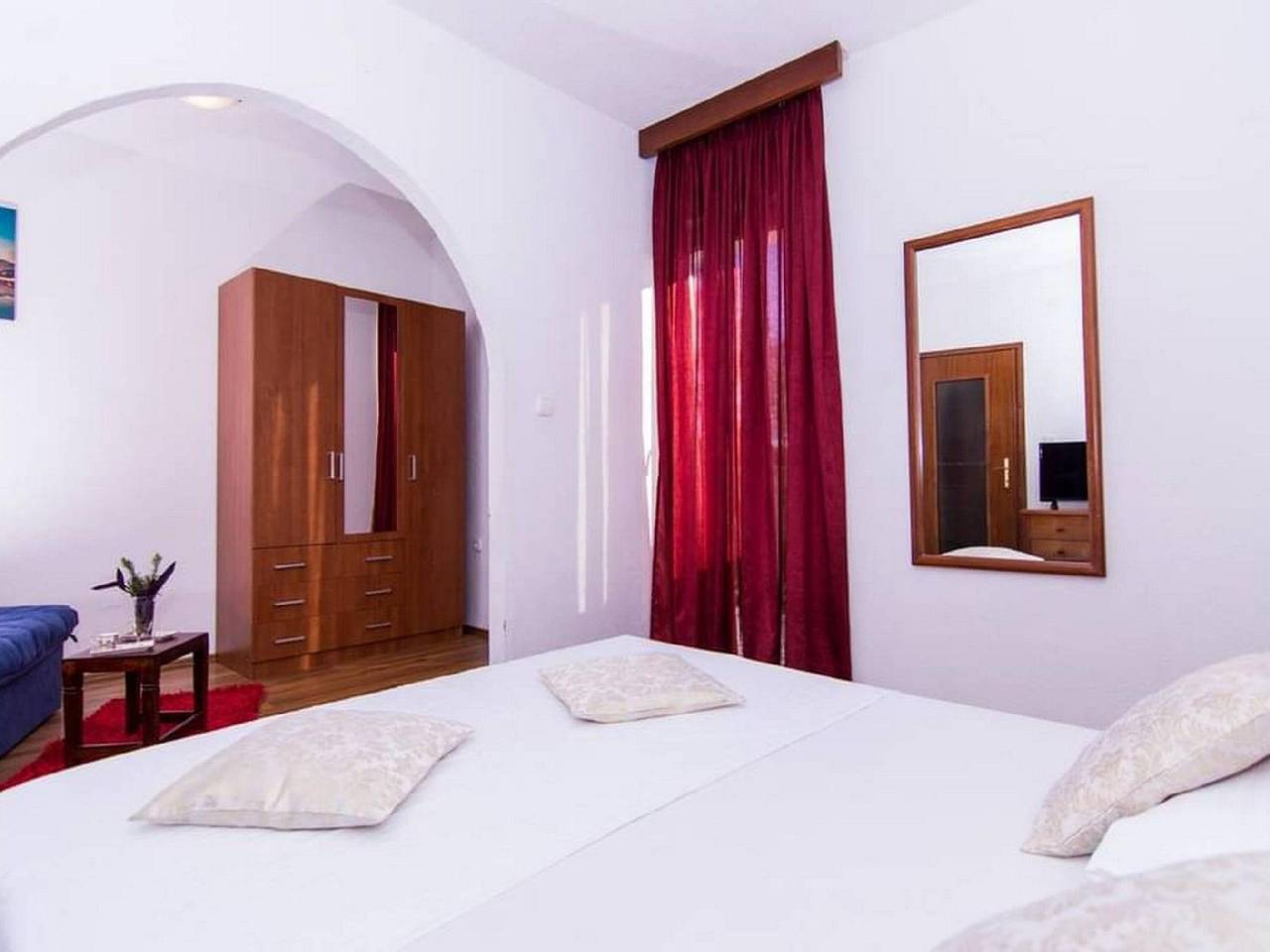 Ganze Ferienwohnung, Studioappartement Esthera 2 mit Balkon in Strandnähe in Okrug Donji, Ciovo