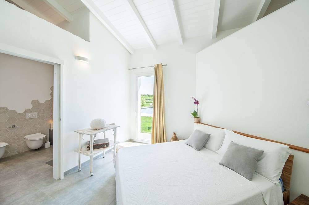 Luxury sea-view villa with private pool – 4 bedrooms, sleeps 8 in Eden Beach, Sorso