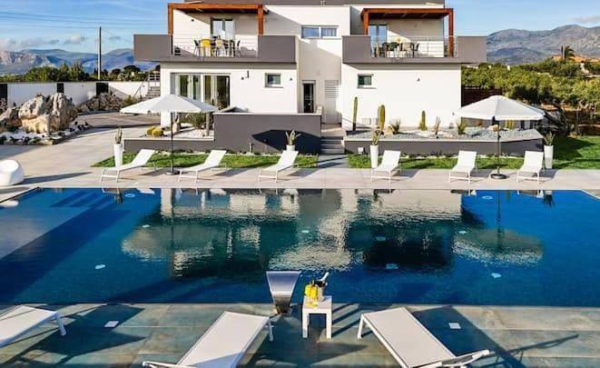 Villa per 23 persone, con idromassaggio e giardino nonché piscina e sauna a Partinico