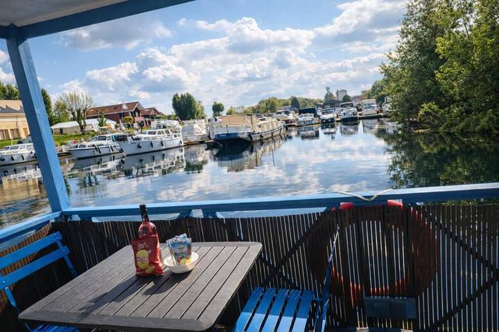 Bateau pour 6 personnes, avec jacuzzi ainsi que balcon et bassin pour enfant, adapté aux familles dans Côte-d'Or - 2
