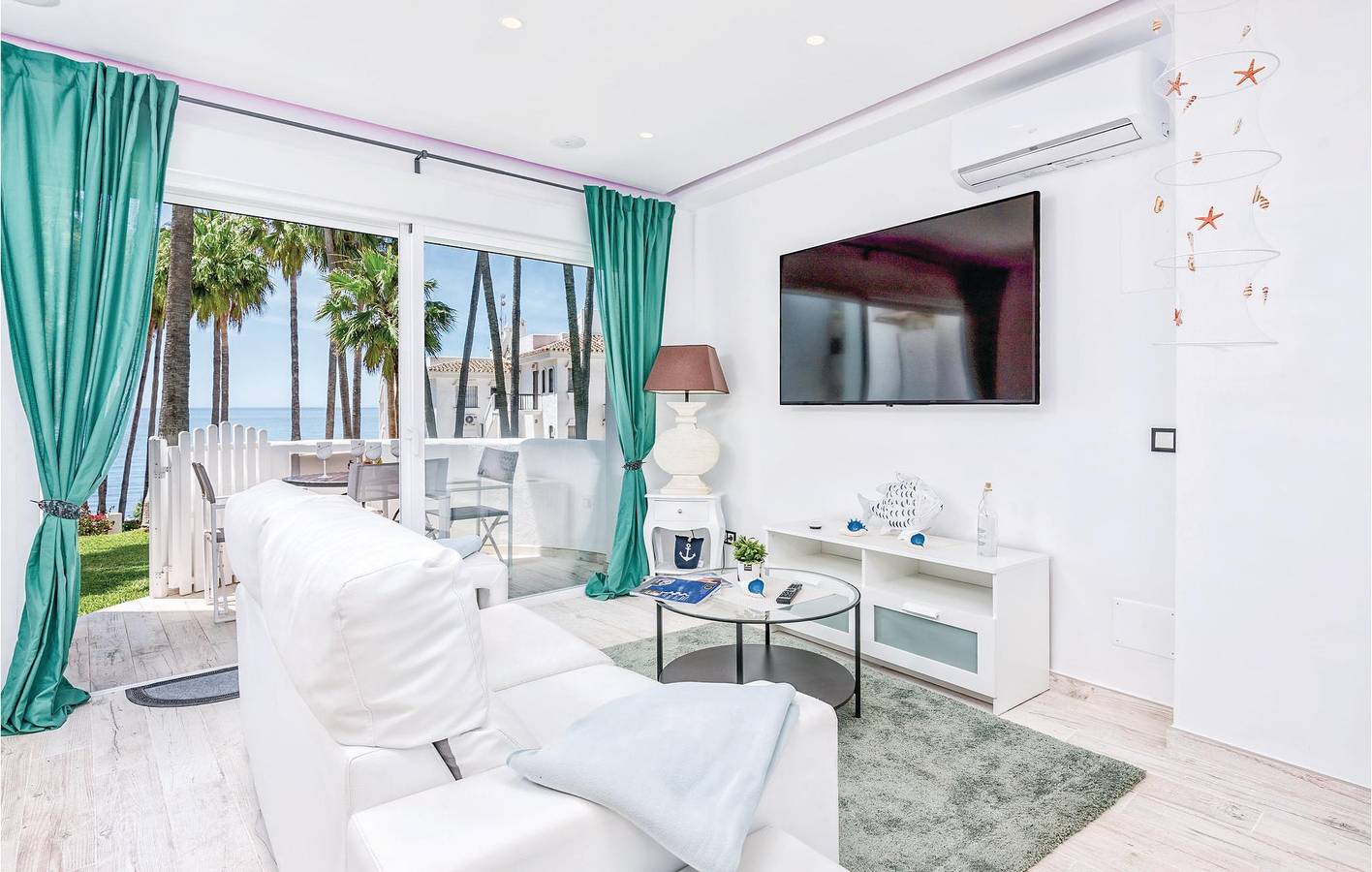 Ganze Ferienwohnung, Rückzugsort am Strand: 65qm, Parkplatz, AC, Pool & Terrasse in Sitio de Calahonda, Mijas