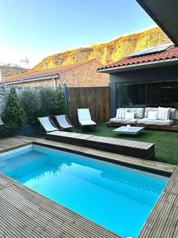 Location de vacances pour 8 personnes, avec jardin ainsi que vue et piscine à Valtierra