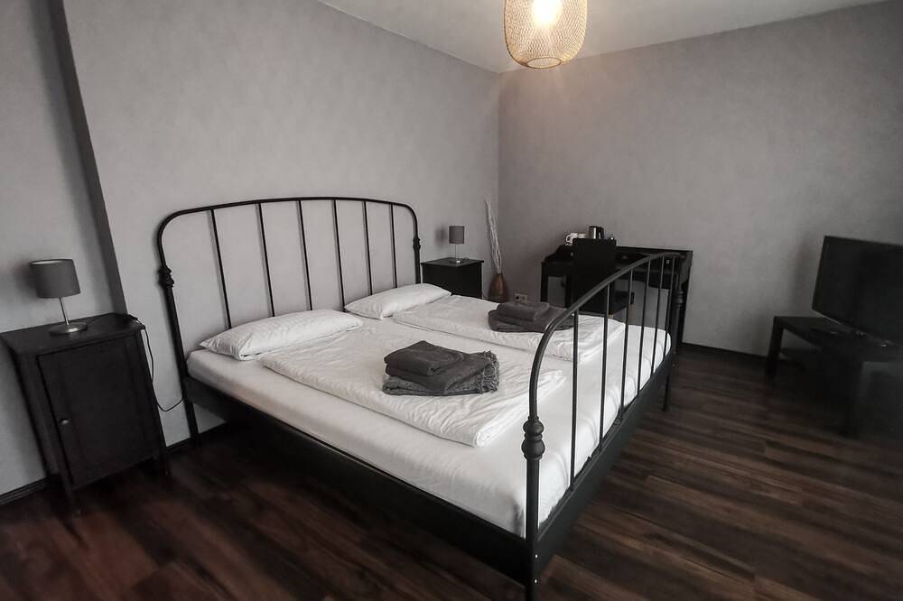 Familienzimmer mit zwei getrennten Schlafzimmern in Neumünster, Schleswig-Holstein Binnenland