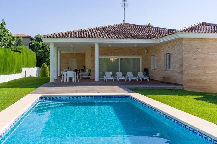 Casa de vacaciones para 8 personas, con piscina además de balcón y jardín en La Eliana