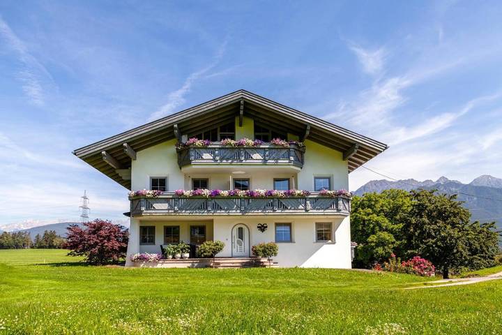 Ferienwohnung für 5 Personen, mit Balkon und Terrasse sowie Garten und Ausblick in Oberperfuss