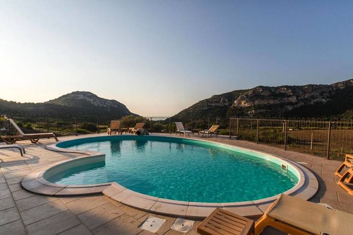 Hôtel pour 3 personnes, avec jardin ainsi que piscine et vue
