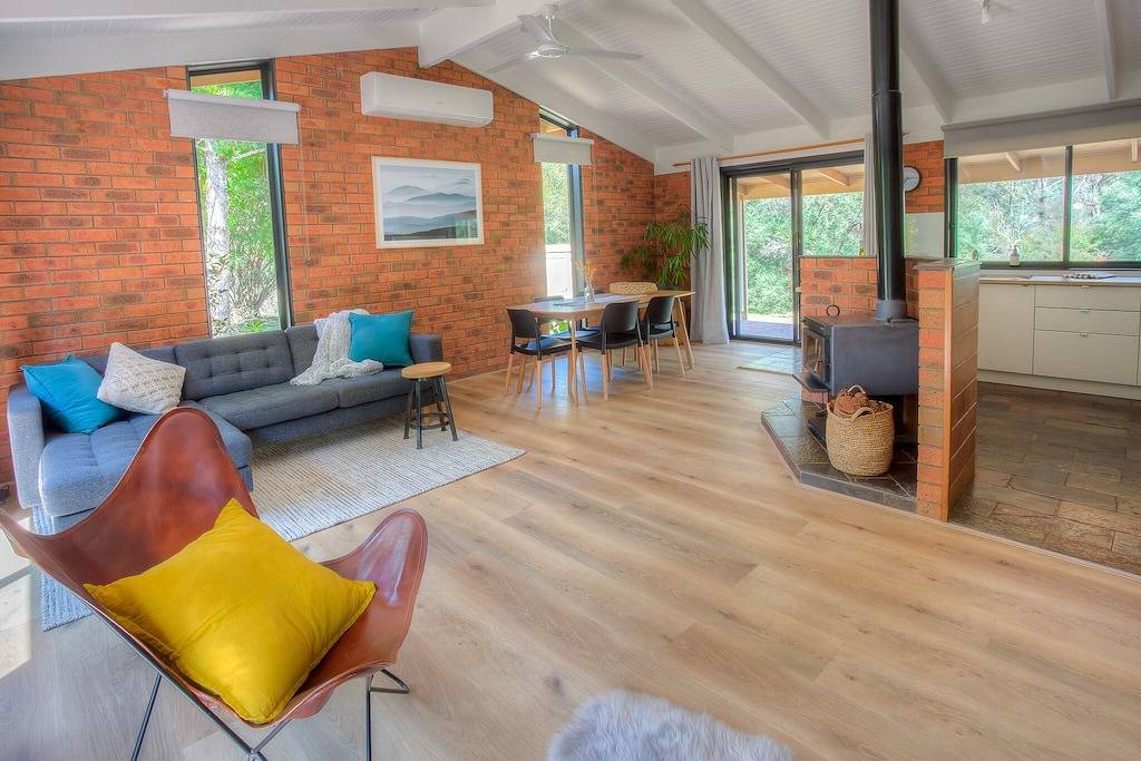 Rückzugsort am Fluss in einem ruhigen Hof, nur wenige Gehminuten von Cafés und Pub entfernt in Porepunkah, Alpine Shire