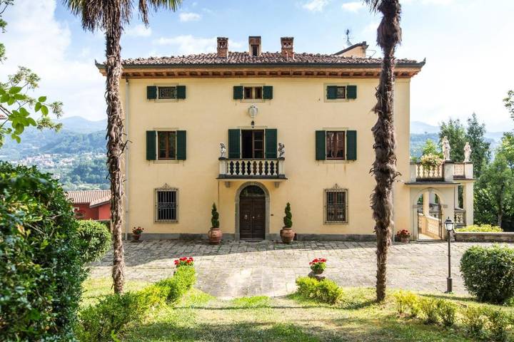 Casa vacanza per 24 persone, con Balcone e Idromassaggio nonché Terrazza e Giardino a Camporgiano