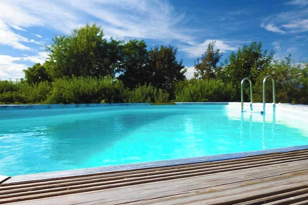 Appartement entier, Appartement 2 Chambre Avec piscine in Louroux-de-Bouble, Région de Montluçon