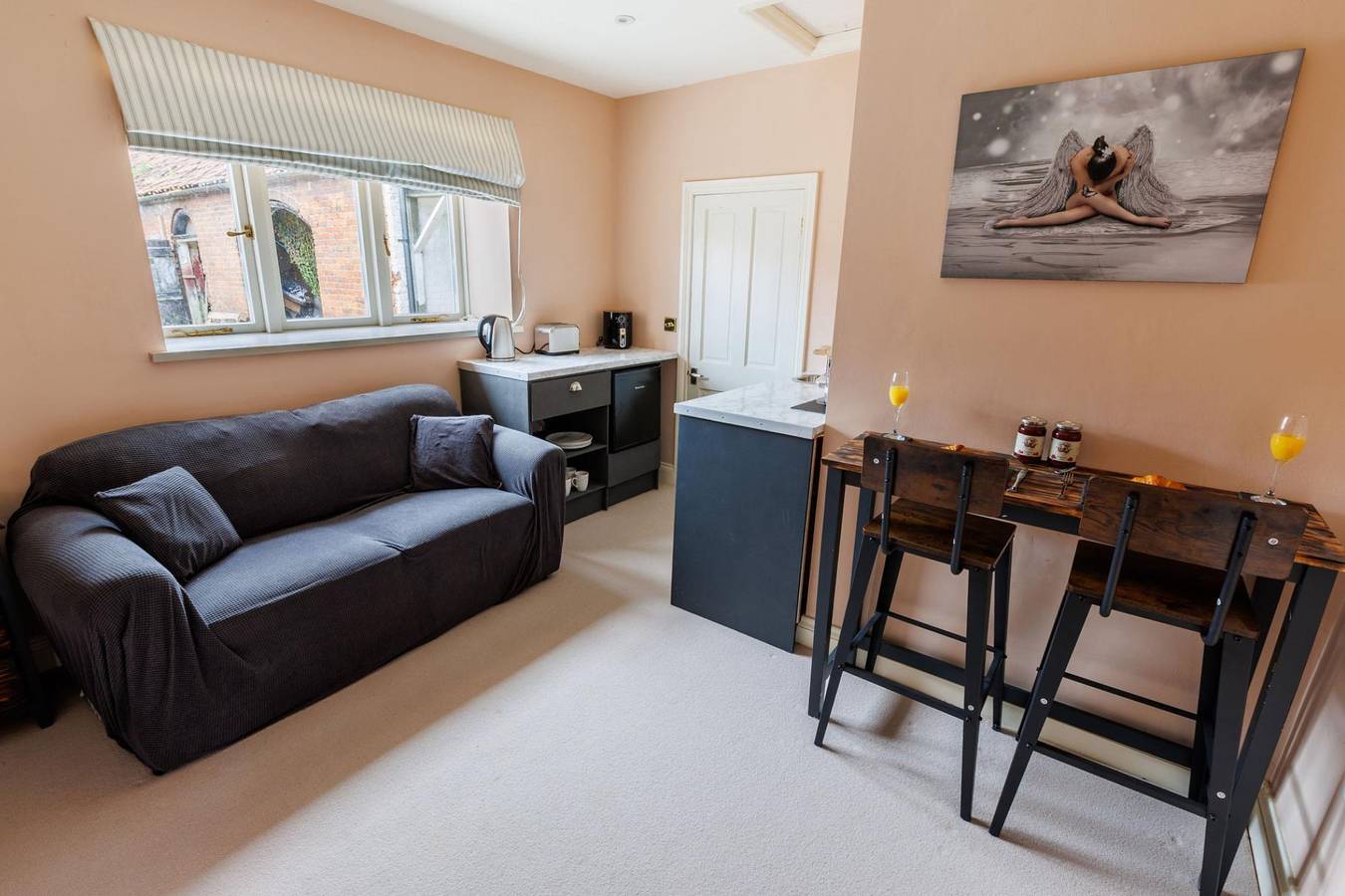 Entire studio, Studio Sleeps 2 w/ Hottub-Garden-Petsok-Parking in Northrepps, Norfolk Coast