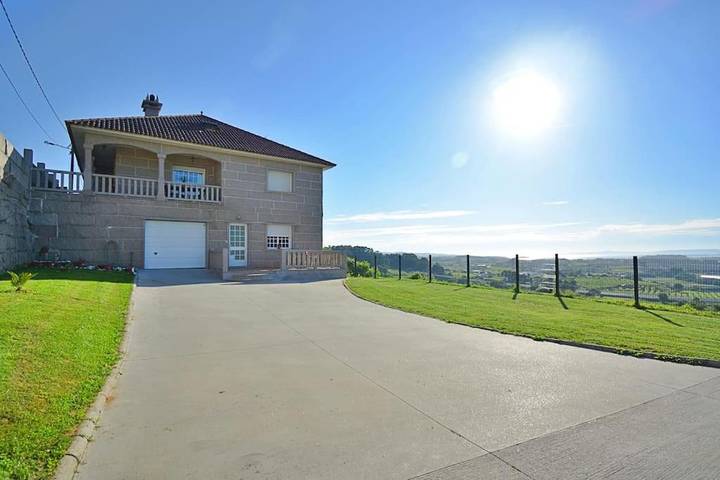 Apartamento de vacaciones para 9 personas, con Balcón y Jacuzzi además de Terraza y Vistas en Meis