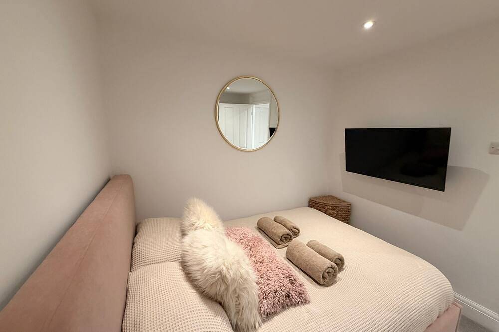 3 bed, 'Adrian Cottage' close to Warner Bros, M25, M1. Comes with private gym in Abbots Langley, Hertfordshire