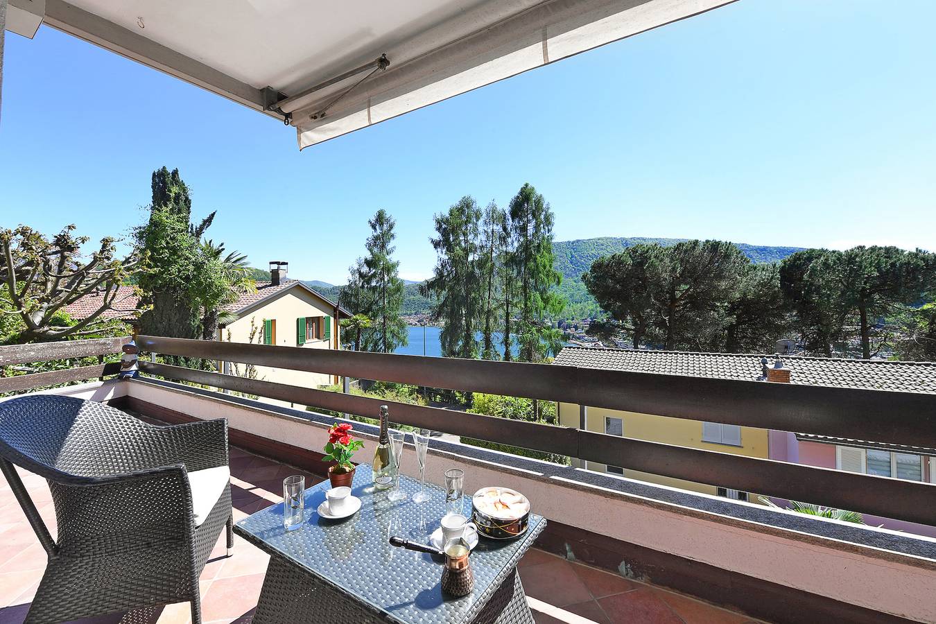 Ganze Wohnung, Apartment Graziella With Pool And View in Ponte Tresa, Luganersee