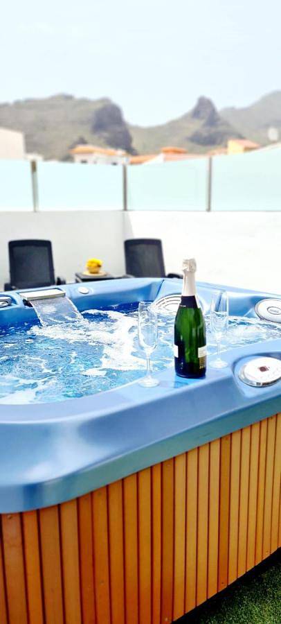 Gîte pour 3 personnes, avec Balcon et Jacuzzi ainsi que Terrasse et Vue dans Tamaimo