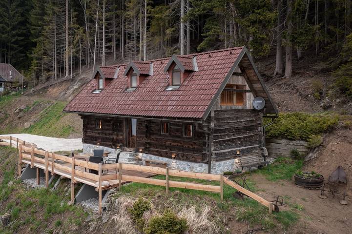 Chalet 'Bergspektive - Haus Alpenspa' con vistas a la montaña y bañera con barril de vino in Wolfsberg, Lavanttaler Alpen