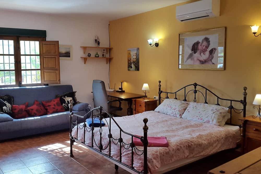 Villa privada con piscina, 8x4, para 10, 4 dormitorios,  wifi, vistas, parking! in Comares, Provincia de Málaga