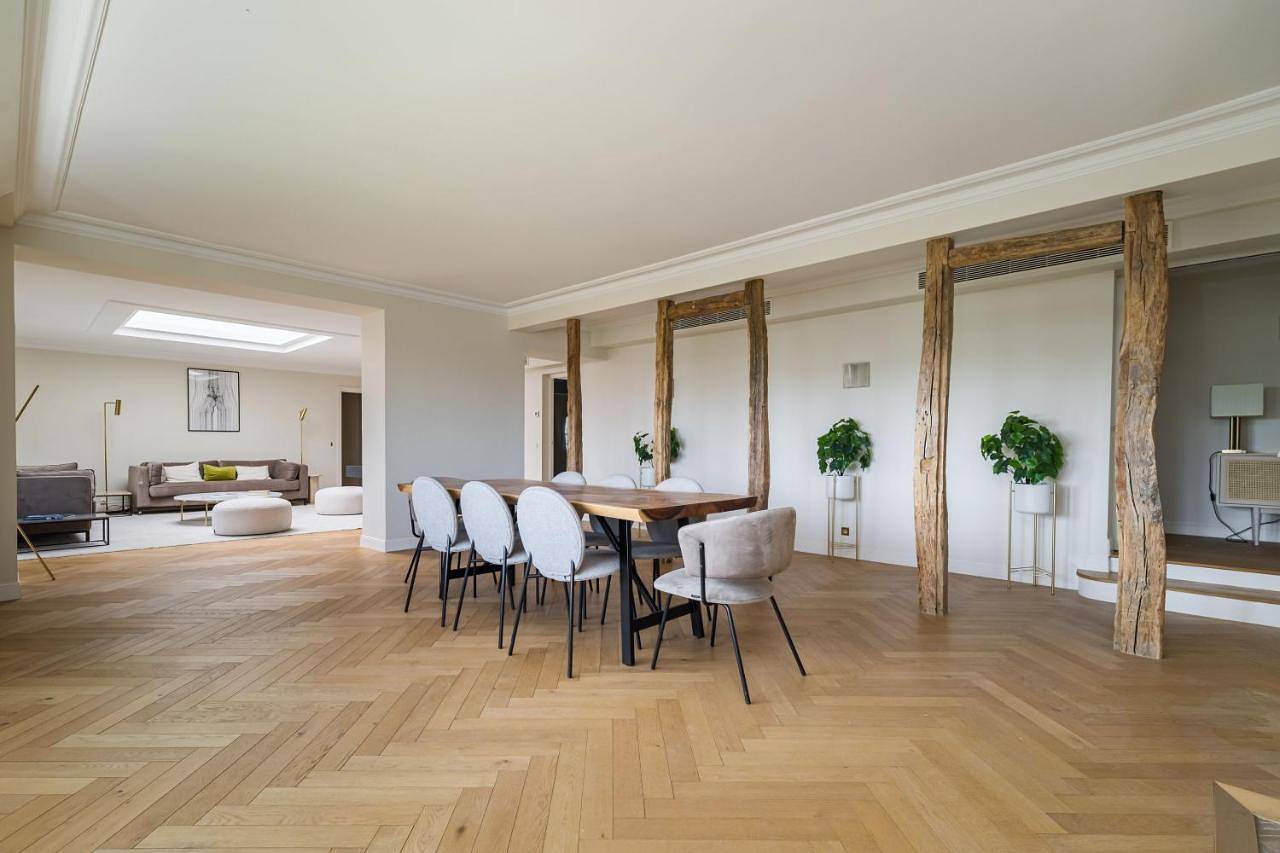 Cały apartament, Luxury apartments - Avenue Montaigne in Tour Eiffel, Paryż
