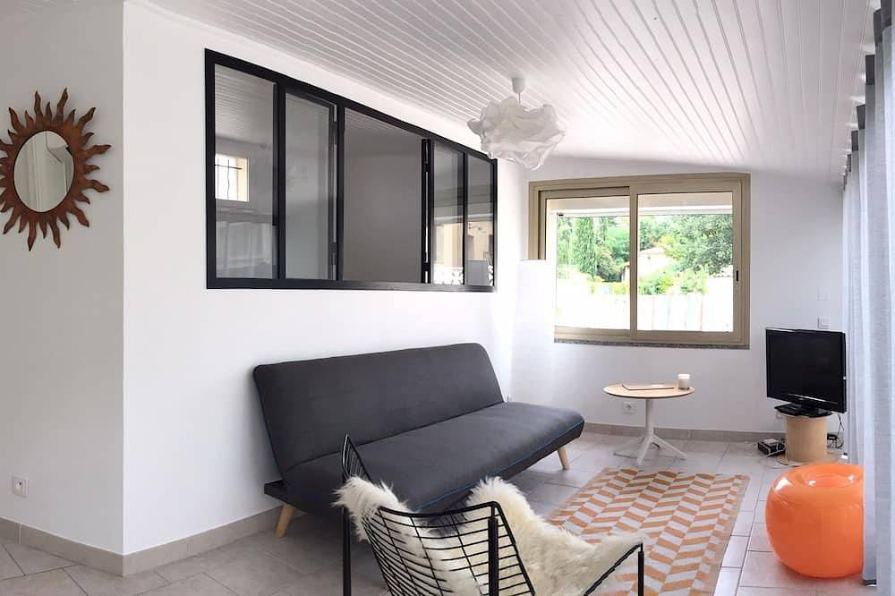 Maisonnette with swimming pool access, on the campsite in Aix-en-Provence, Aix-en-Provence region