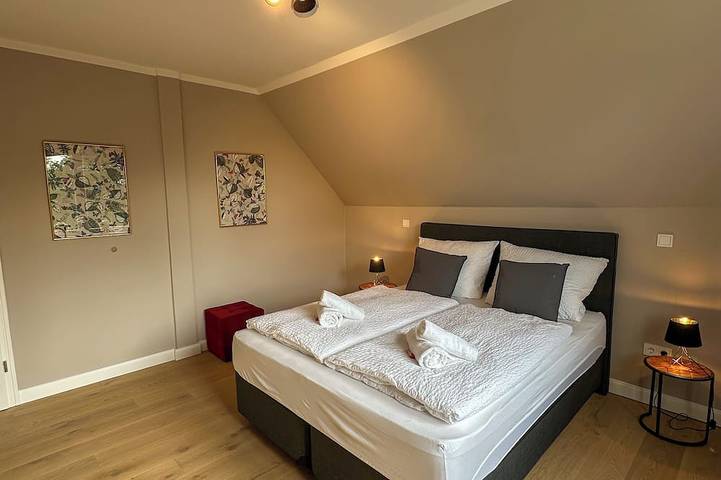 Ganze Wohnung, Uferresidenz: Altbau-Charme, Komfort & Wasserblick in Oldenburg, Niedersachsen