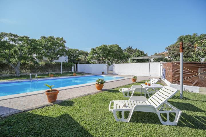 Holiday Home "Los Paraisos 3" with Sea View, Wi-Fi, Garden, Terrace & Shared Pool in Fuente del Gallo, Conil de la Frontera