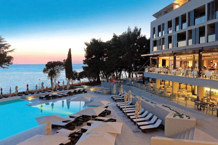 Hôtel pour 3 personnes, avec jacuzzi et piscine ainsi que jardin et sauna