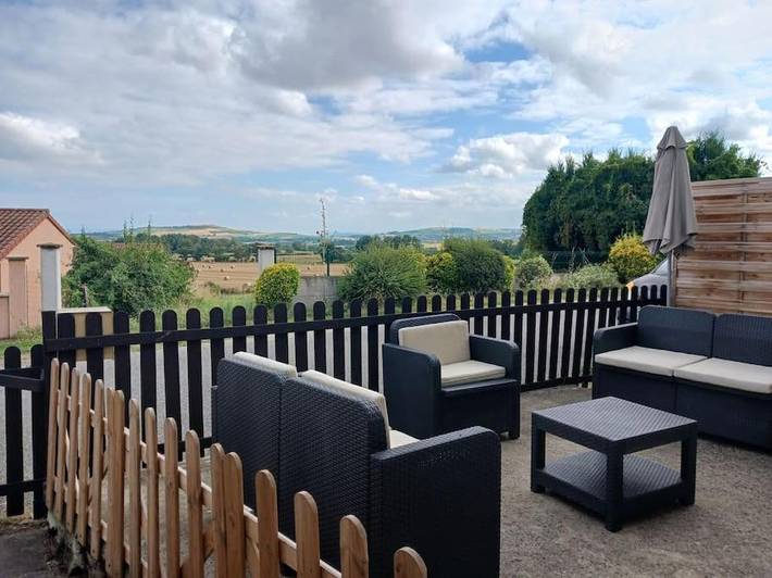 Gîte pour 8 personnes, avec terrasse et vue, animaux acceptés dans Jozerand