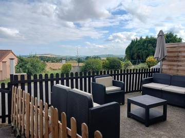 Gîte pour 8 personnes, avec vue et terrasse, animaux acceptés dans Jozerand