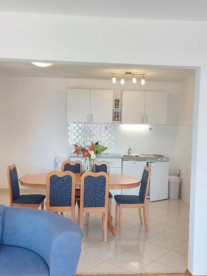 Ferienwohnung für 6 Personen, mit Balkon und Pool in Krvavica - 4