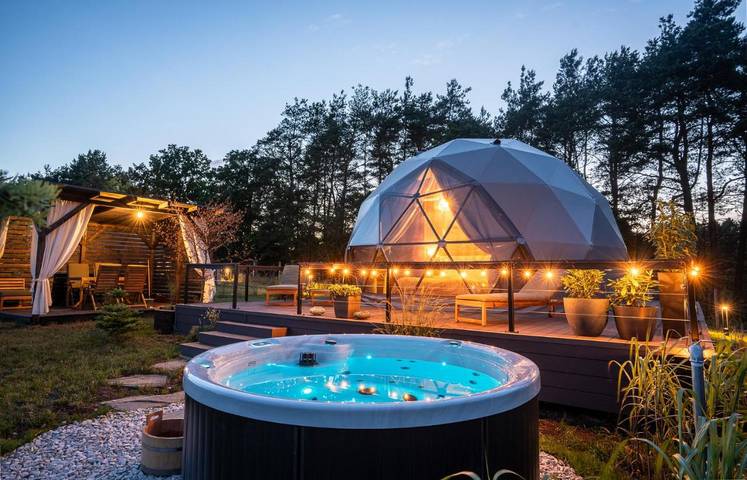 Zelt für 4 Personen, mit Terrasse und Whirlpool sowie Garten und Ausblick in Ostseeküste Polen