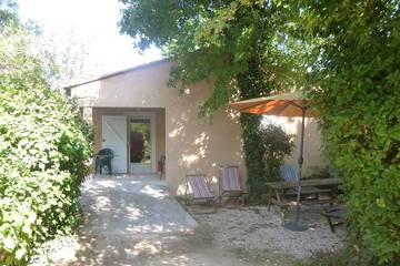 Gîte pour 5 personnes, avec jacuzzi ainsi que jardin et terrasse à Solliès-Toucas