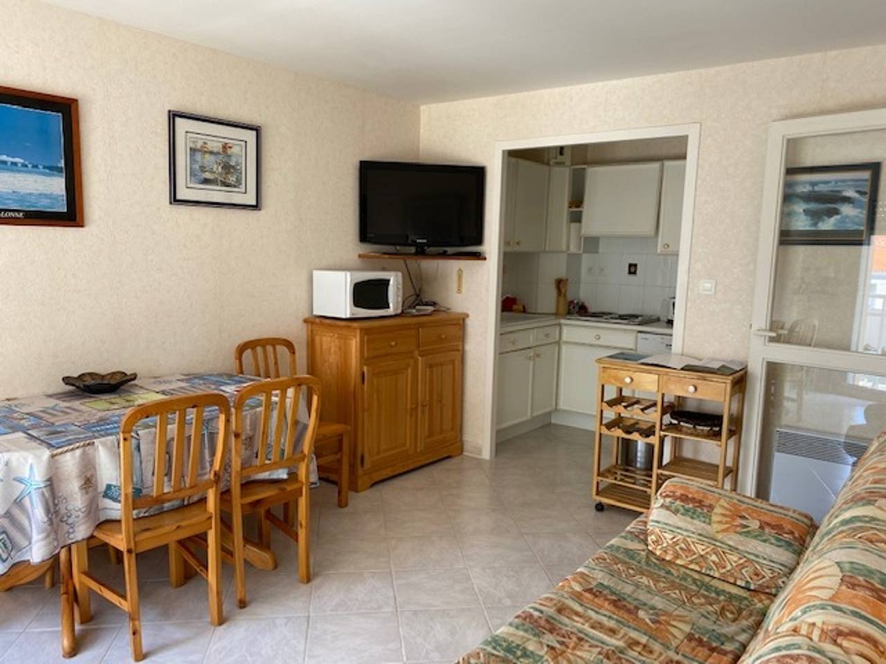 Ganze Wohnung, **Gemütliche 2-Zimmer Wohnung mit Westbalkon, 150m zum Strand, Aufzug, Parkplatz, Wlan** in Les Sables-d'Olonne, Vendée