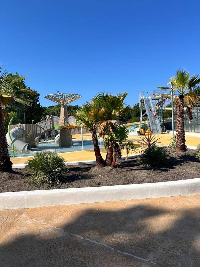Camping pour 6 personnes, avec jardin et bassin pour enfant ainsi que piscine et jacuzzi