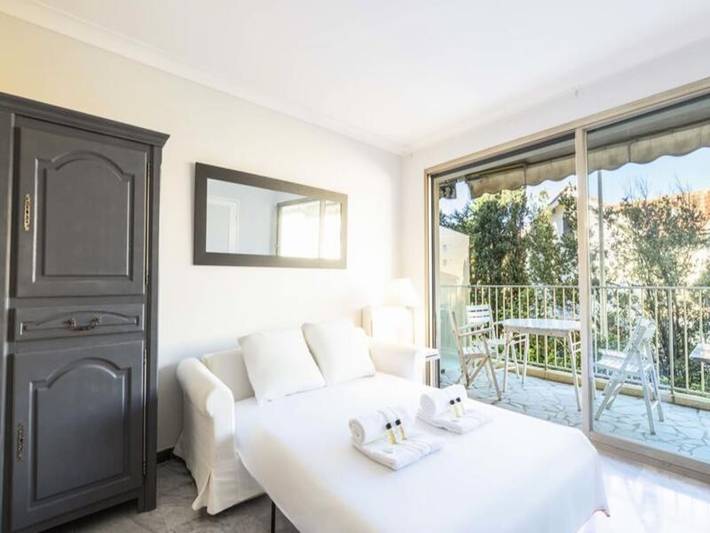 Gîte pour 3 personnes, avec terrasse et piscine, adapté aux familles dans Plage de la Salis - 4