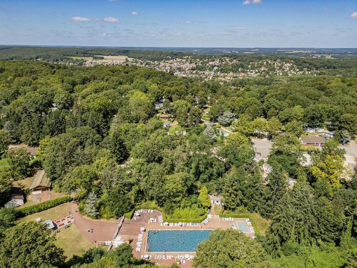 Camping pour 6 personnes, avec terrasse ainsi que jardin et piscine, animaux acceptés dans Essonne - 4